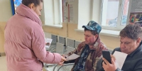 Пассажирам на железнодорожной станции Гривно раздали памятки безопасности - Regions.Ru