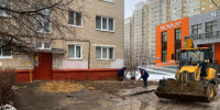 В Подольске яму у подъезда, в которую провалился подросток, засыпали - Regions.Ru