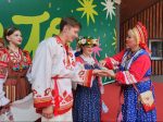 «Фолк-свадьбу» по старинному русскому обряду сыграли на празднике в парке Талалихина в Подольске
