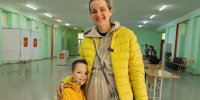 «Голосую за страну и за семью»: жительница Подольска пришла на выборы с сыном - Regions.Ru