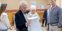 На участках царит комфортная атмосфера»: депутат Мособлдумы Павел Максимович проголосовал в Подольске вместе с семьей - Regions.Ru
