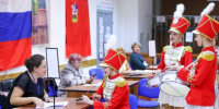 Мажоретки и барабанщицы поддержали впервые голосующих в Подольске - Regions.Ru